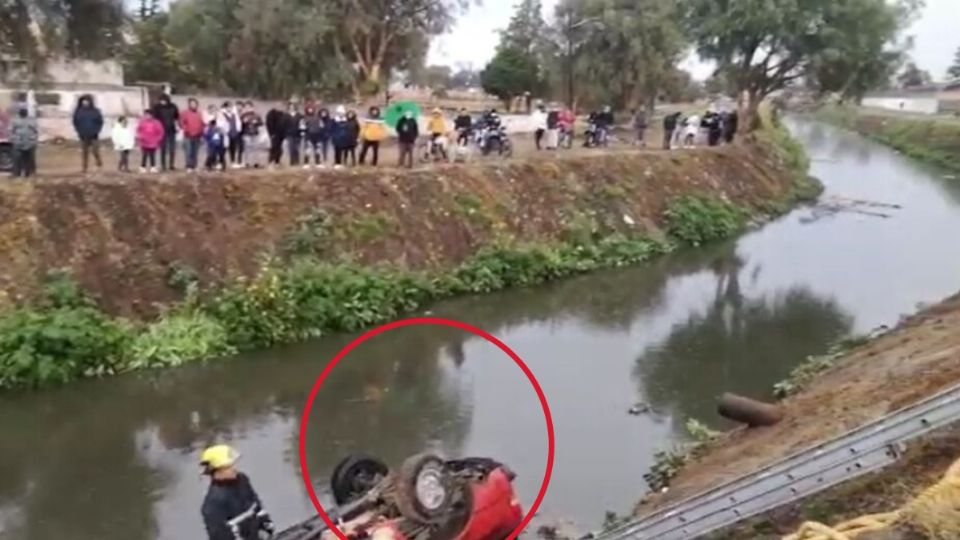 El automóvil quedo boca abajo en el agua por lo que el conductor no pudo escapar del carro semi sumergido