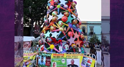 Mujeres en Oaxaca intervienen árbol navideño y colocan fotos de deudores alimentarios