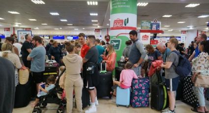 Turistas en aeropuerto de Cancún permanecen varados