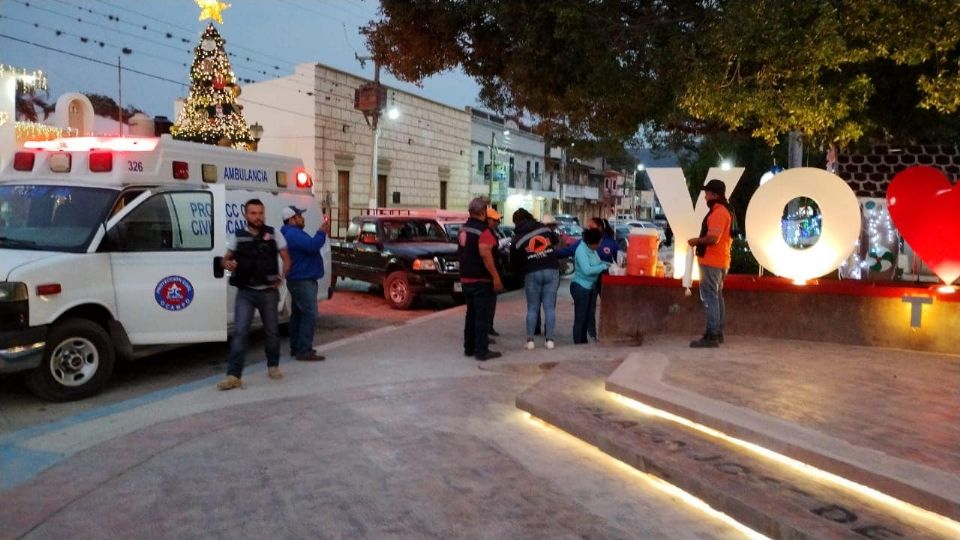 En Ocampo cala muy fuerte el frío. Personal de Protección Civil repartió ayeo bebidas calientes en el jardín principal.