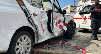 VIDEO: Patrulla a exceso de velocidad choca un taxi y deja 5 lesionados en Toluca