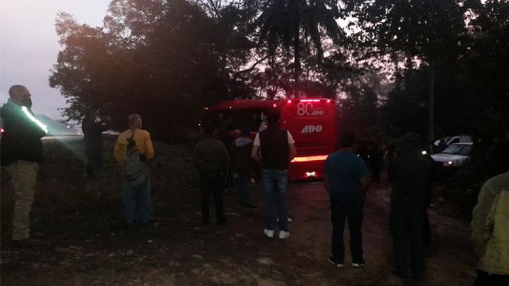 Con barricadas, roban autobús de ADO en carretera a Acayucan