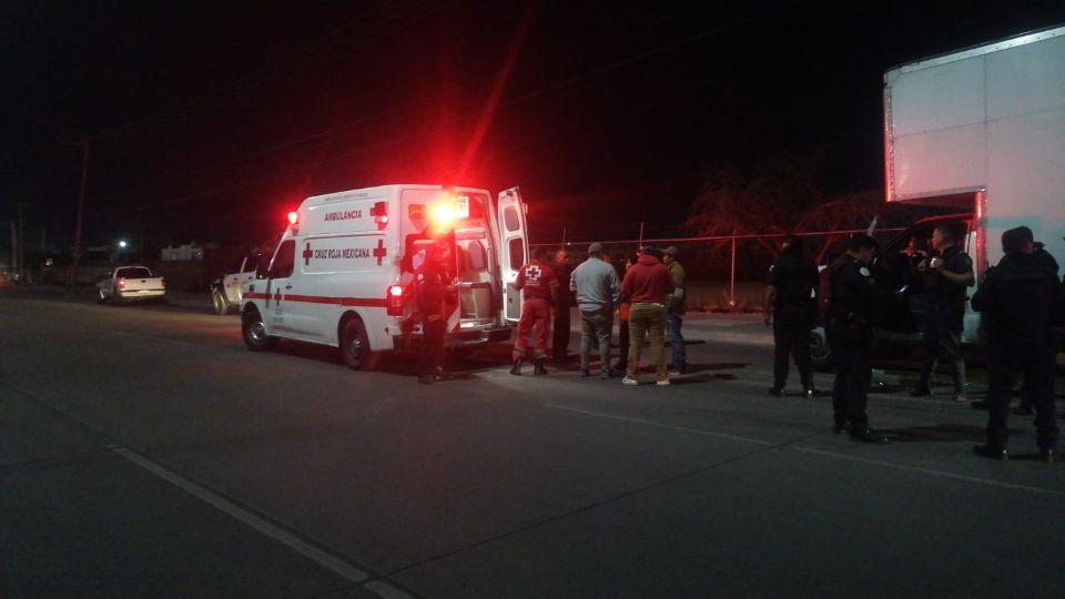 El conductor herido recibió atención por paramédicos de Cruz Roja y fue llevado al Seguro Social.