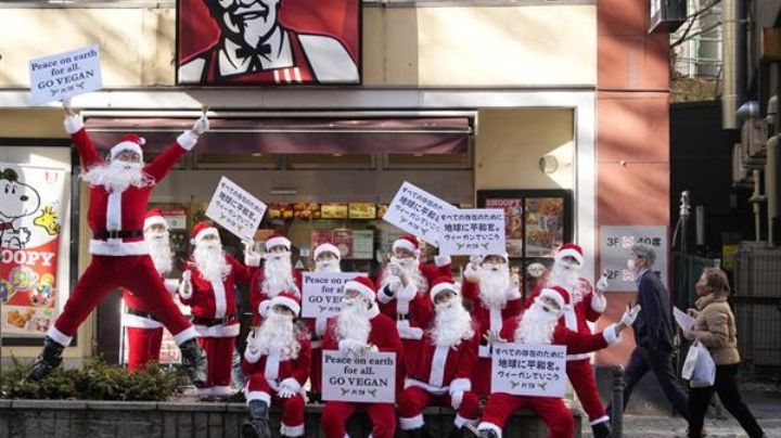 Santa Closes veganos protestan frente a KFC de Japón