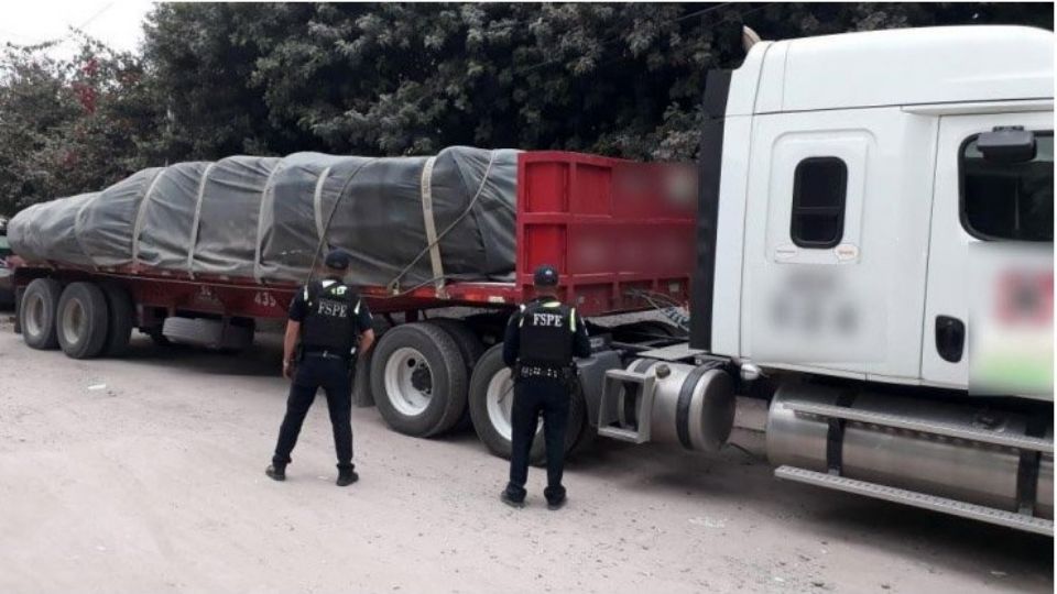 Un tráiler cargado con 25 toneladas de cemento, robado en una carretera de Guanajuato por integrantes de un cártel que opera en la zona. El material sería puesto a la venta a través de establecimientos aparentemente lícitos.