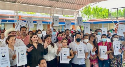 Regularizan escuelas de Veracruz con entrega de escrituras