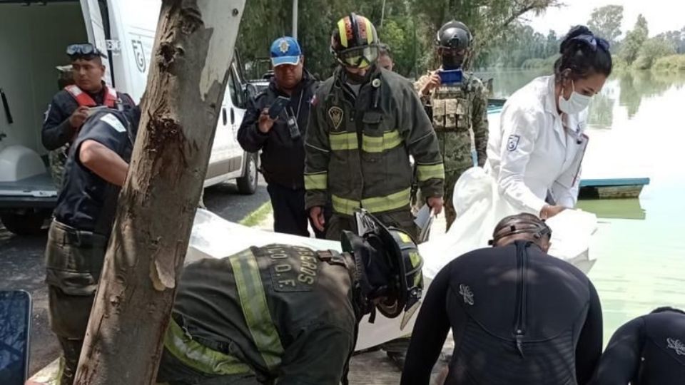 Elementos de la SSC vieron cuando el hombre se quitó la camisa y saltó al agua, pero no se detuvo a pesar de que le dijeron que era peligroso.