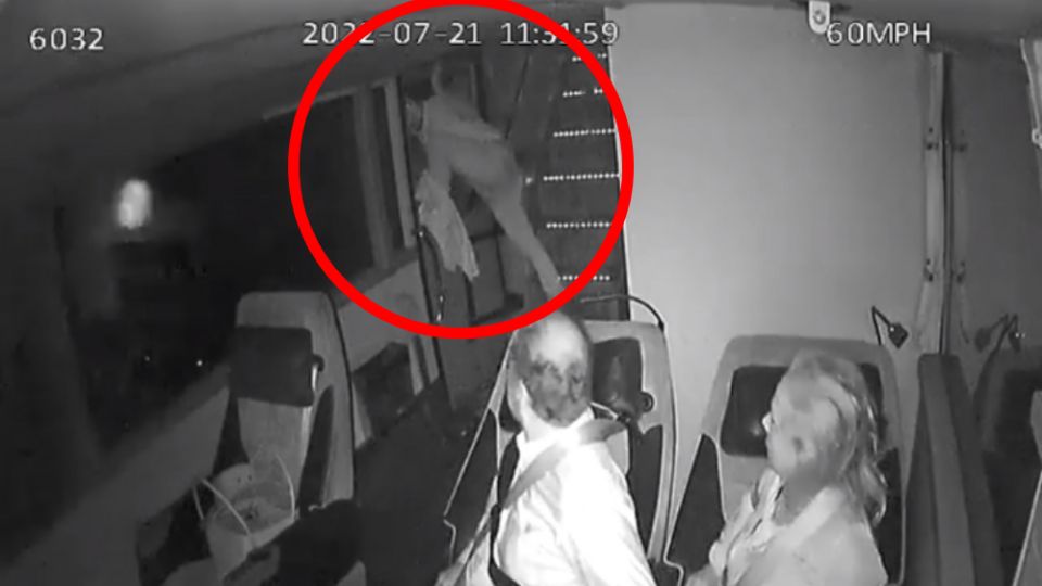 Las cámaras de seguridad del vehículo grabaron al sujeto que agarra un extintor del mismo autobús y comienza a romper el vidrio de una de las puertas