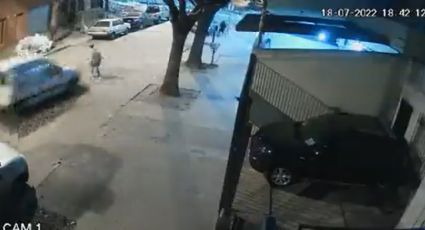 VIDEO: Asaltan a su mamá, él persigue al ladrón y lo atropella