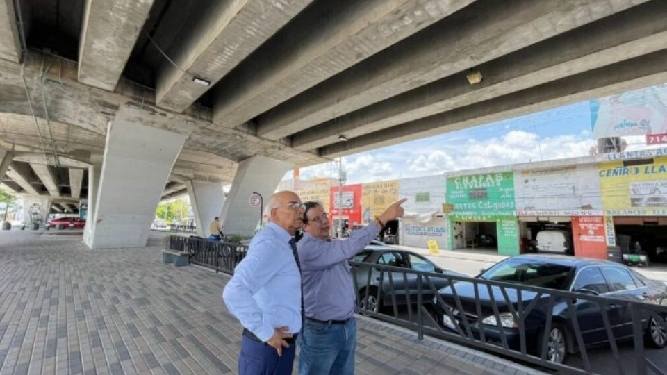 El alcalde de Celaya, Javier Mendoza, supervisó los daños estructurales del puente vehicular sobre la avenida Constituyentes.