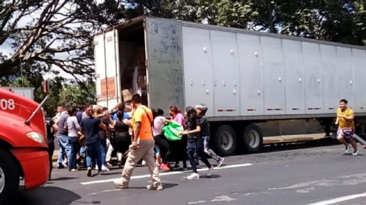 Rapiñeros se roban ropa y zapatos de tráiler accidentado en Nogales