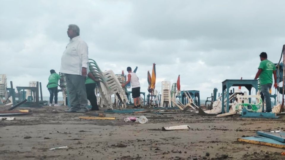 Palaperos  y turistas que se encontraban en la playa fueron sorprendidos con la tromba.