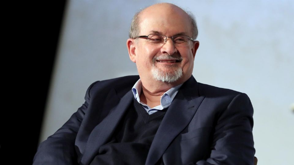 Atacan al escritor Salman Rushdie en Nueva York