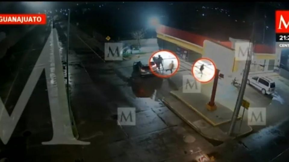 El ataque al Oxxo ubicado frente al cuartel de la Zona Militar de Irapuato quedó grabado en poco menos de 4 minutos.