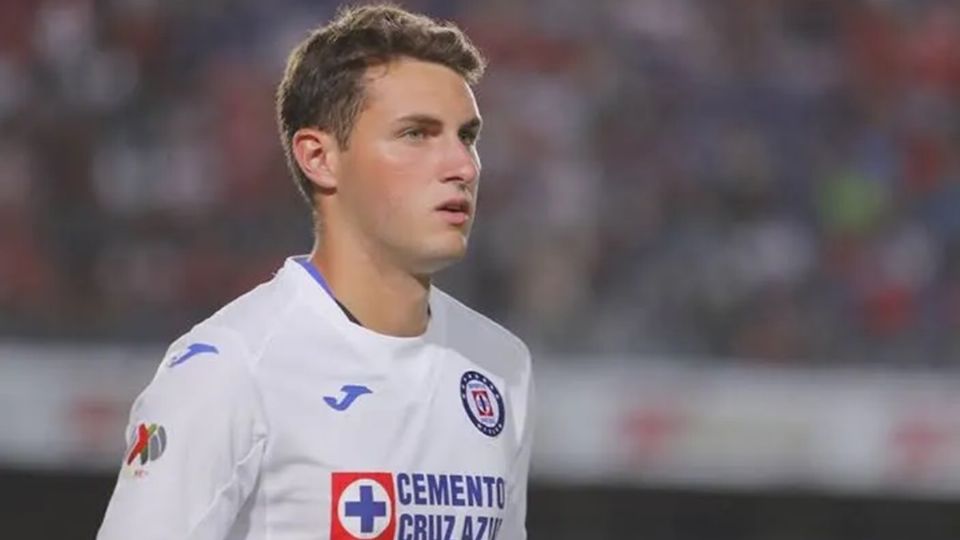 Santiago Giménez defiende a Cruz Azul