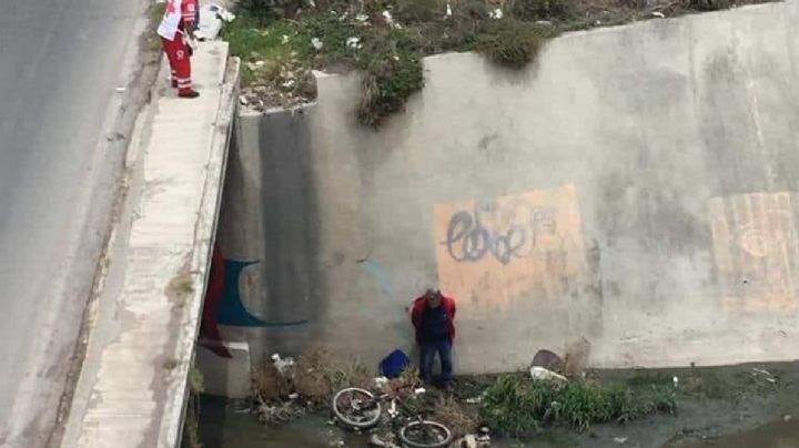 Ciclista cae a canal en bulevar Nuevo Hidalgo de Pachuca
