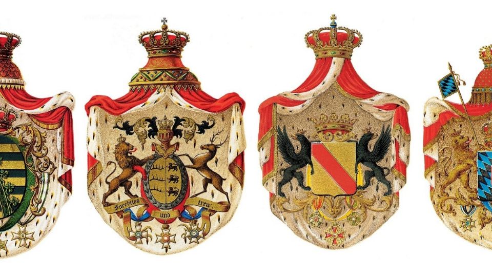 Se cree que los escudos heráldicos tuvieron su origen en la Edad Media, cuando los soldados (caballeros) peleaban totalmente cubiertos con una armadura.