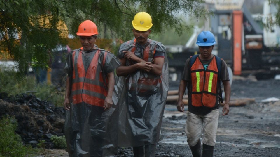 Las autoridades no descartan rescatar con vida a los mineros atrapados en El Pinabete, pero trabajadores hablan de una recuperación de cuerpos