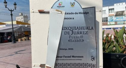 Ni dos días duró: vandalizan placa “Pueblo con sabor” de Mixquiahuala
