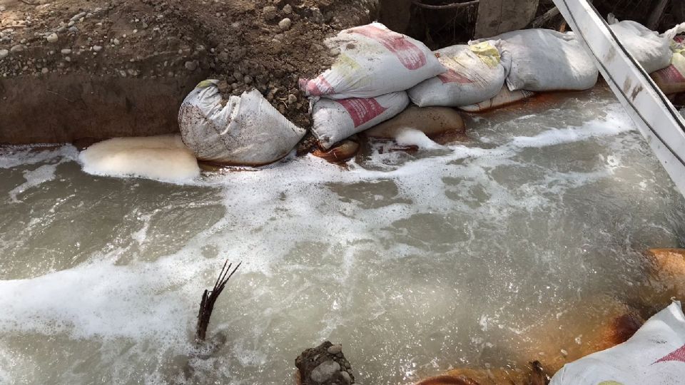 El agua estancada que se filtra de la mina Las Conchas está contaminando el Río Sabinas, en Coahuila