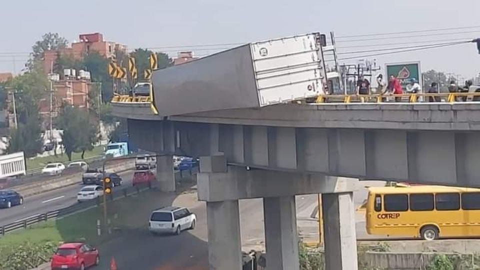 El accidente ocurrió en el Circuito Exterior Mexiquense, a la altura de Cuautitlán Izcalli.