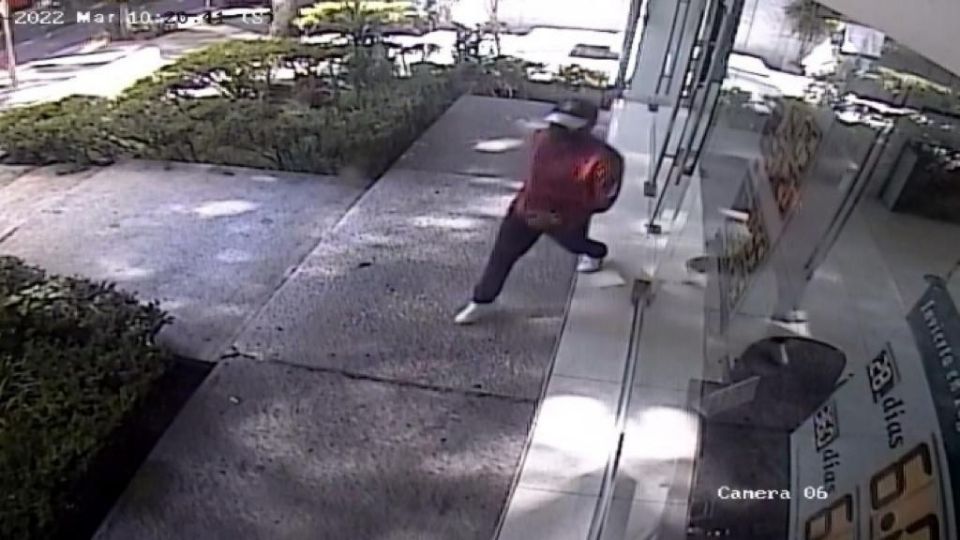 Las cámaras de seguridad del banco captaron el momento en que el ladrón salió tras cometer el asalto.