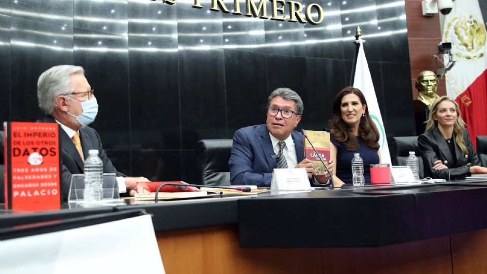 El líder de Morena en el Senado participó en la presentación del libro 'El imperio de los otros datos', que contabiliza las 'mentiras' de AMLO en sus mañaneras
