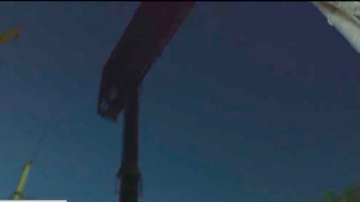 Hombre se trepa a lo más alto de espectacular para evitar que lo retiraran