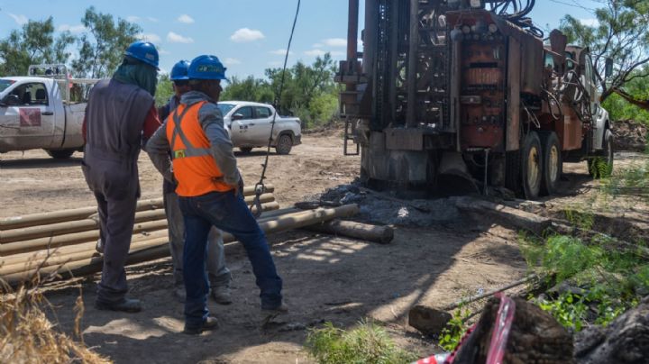 Dan hasta 11 meses para rescatar a mineros; “los dan por muertos”, critica familiar