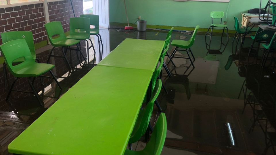 Padres de familia y el Grupo Tláloc tuvieron que realizar labores de limpieza en la escuela ubicada en Toluca.