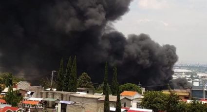 VIDEO: Intenso incendio consume fábrica en Tultitlán