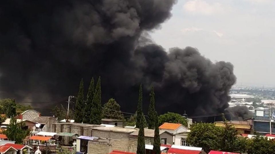 El fuego comenzó dentro de una fábrica en Tultitlán.