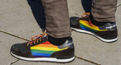 Acusan despido de maestro por usar tenis con bandera LGBT+ en Veracruz