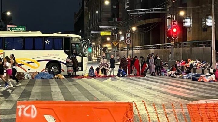 Normalistas de Puebla instalan plantón en Eje Central y avenida Juárez