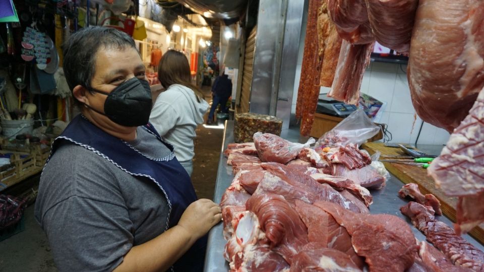 Marta Díaz acudió al Mercado de San Juan para comprar todo lo necesario para cenar pozole el 15 de septiembre.