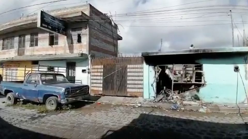 Los vecinos de Hernández Cordero comenzaron a sofocar el fuego con cubetas de agua en espera de que llegara personal de bomberos