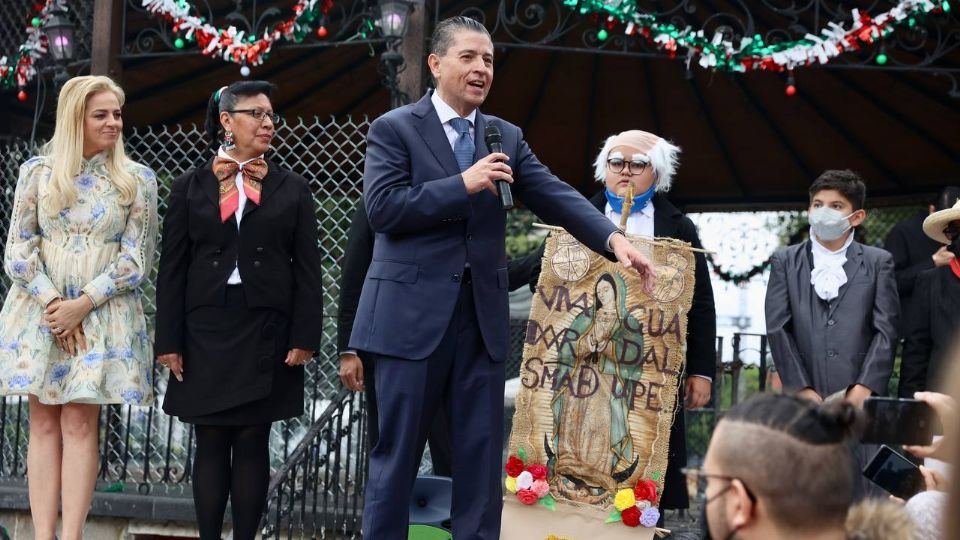 El alcalde Giovani Gutiérrez convivió con alumnos de primaria en el corazón de Coyoacán.