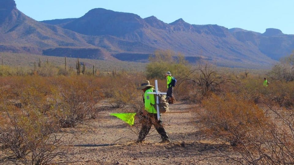 La organización recibe todos los días entre 30 y 40 llamadas de personas que piden ayuda para localizar a familiares que fueron abandonados por traficantes de personas en el desierto de Arizona