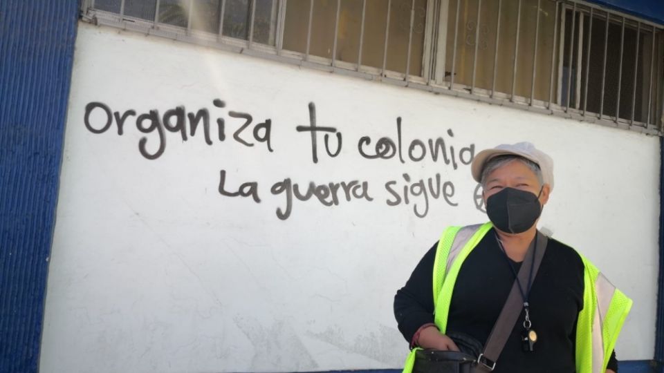 Todos los días, con machete en mano y silbato al cuello, Laura Estela Hernández recorre las calles del Barrio de la Noria, en la capital de Oaxaca, para ahuyentar a la delincuencia