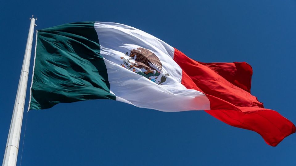 Bandera de México y su escudo