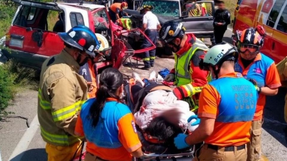 Un muerto y varios lesionados fue el saldo de un choque de frente entre dos camionetas en la carretera Guanajuato-Juventino Rosas.