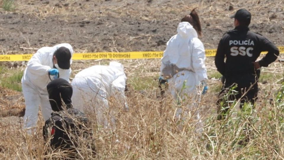 El cuerpo del hombre que aún sigue sin identificarse, vestía una camiseta blanca, pantalón de mezclilla azul y cinturón negro