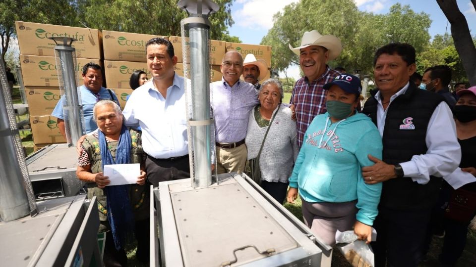 El gobernador Diego Sinhue Rodríguez entregó apoyos al sector agroalimentario de Celaya.