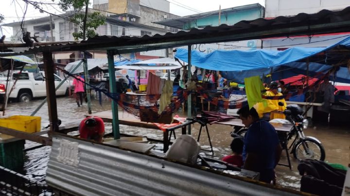 Río Coatzacoalcos se desborda y comerciantes retiran puestos en Minatitlán