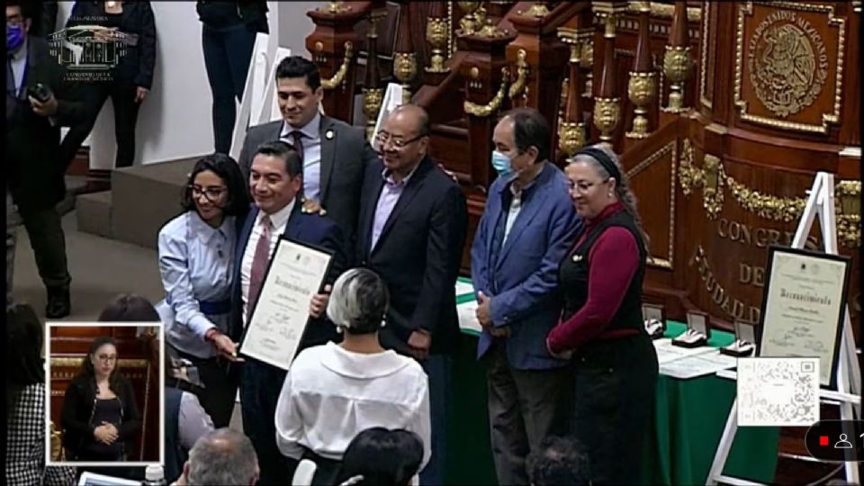 Jorge Ramos Pérez, director Ejecutivo de La Silla Rota, recibió el reconocimiento al Mérito Periodístico de manos de la legisladora Ana Villagrán.