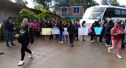 Bloquean carretera a Coscomatepec por falta de salones en Chocamán