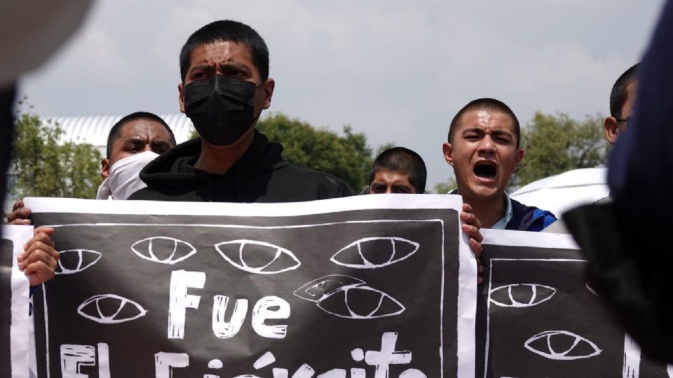 A ocho años de la desaparición de los normalistas, jóvenes protestan en Avenida Revolución, CDMX.
