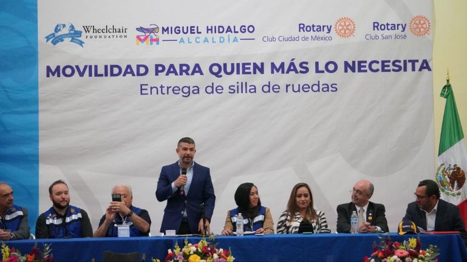 Alcalde de Miguel Hidalgo, Mauricio Tabe, anunciando la donación de sillas de ruedas por parte del Club Rotario.