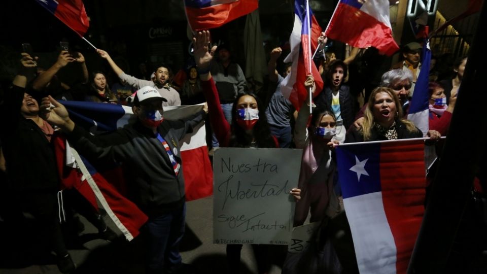 Chile rechazó este domingo por un aplastante 62.2% la propuesta de nueva Constitución y decidió mantener el texto actual, heredado de la dictadura, según el 72.2 % de los votos escrutados