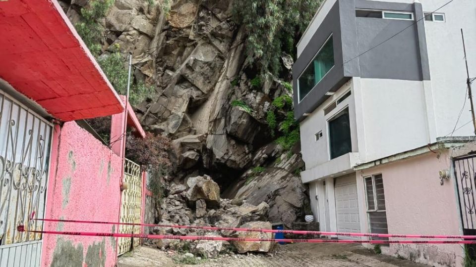 Rocas se desprendieron del cerro debido a la intensa lluvia que se registró la noche del martes en Ecatepec.